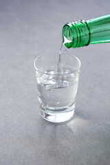 韓国の焼酎（ソジュ）をグラスに注ぐ
