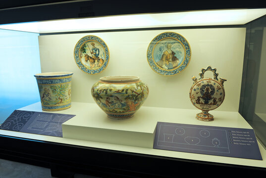 Piezas de loza en la Colecci&oacute;n Carranza de Cer&aacute;mica del Museo Regional de Daimiel, provincia de Ciudad Real, Castilla la Mancha, Espa&ntilde;a