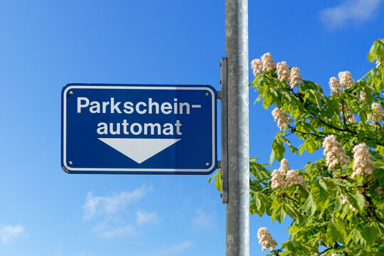 Hinweisschild am Parkplatz, Parkscheinautomat