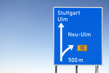 Einfahrt in die Stadt Ulm nach Autobahndreieck in Richtung Stadtmitte