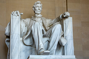 Abraham Lincoln, better known as the Lincoln Memorial, is the Georgia white marble statue of the 16th American president, seated in his armchair on the National Mall in Washington DC (USA).