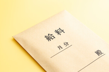 黄色背景に給料袋