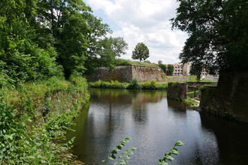 Fototapeta na wymiar Wassergraben an der Festungsanlage in Saarlouis