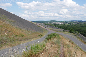 Abraum und Weg auf der Bergehalde Ensdorf