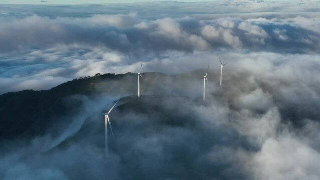 Molinos de viento entre las nubes a vista de drone