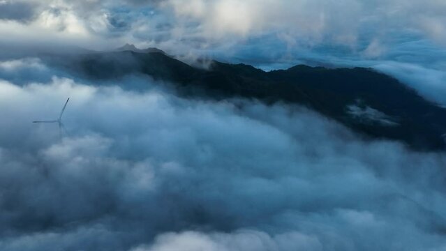 nubes desplazandose desde punto de vista aereo