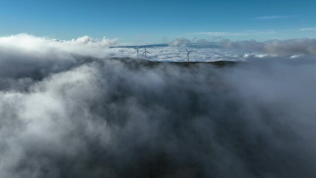 Molinos de viento entre las nubes a vista de drone
