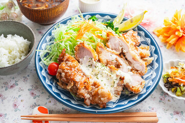鶏もも肉の山賊焼き　タルタルソーがけ