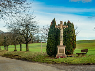Christliches Kreuz am Strassenrand