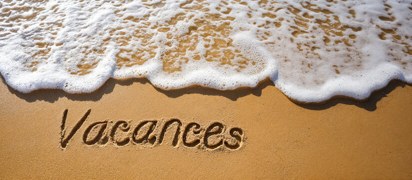 mot vacances écrit sur le sable - texte en Français	
