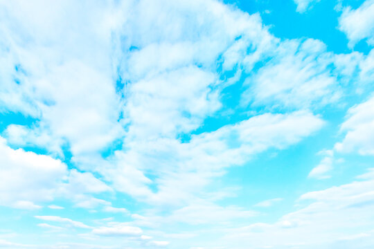 Ciel avec nuages blancs