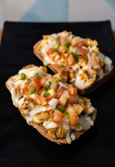 Molletes con pico de gallo 