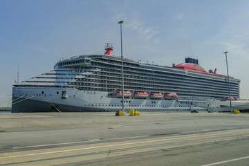 Cruiseship cruise ship liner Scarlet Lady in port - Kreuzfahrtschiff Valiant Lady im Hafen