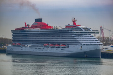Cruiseship cruise ship liner Scarlet Lady in port - Kreuzfahrtschiff Valiant Lady im Hafen