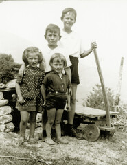 ORIGINAL ANTIQUE PHOTO WITH 4 CHILDREN POSING