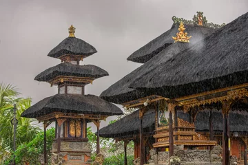 Crédence de cuisine en verre imprimé Bali A Balinese temple complex in the monsoon rain