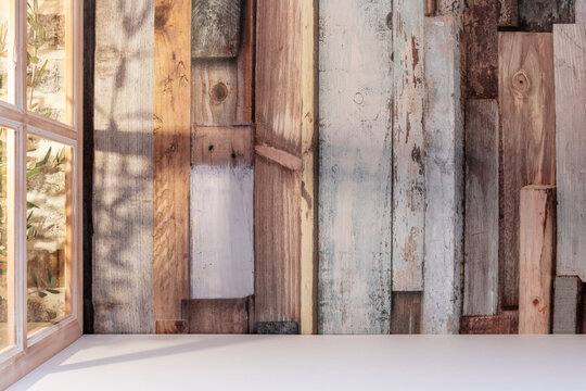 Panorama de fond d'un mur en planches en bois avec une fenêtre pour création d'arrière plan. Jeu d'ombre et de lumière du soleil à travers une fenêtre avec des branches d'oliviers.