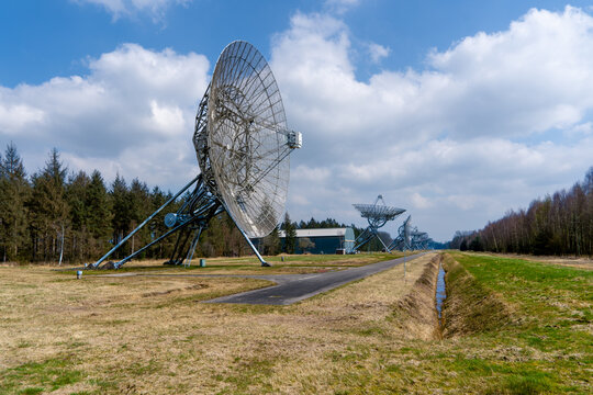 The Westerbork Synthesis Radio Telescope seen in perspective on a sunny day in April.