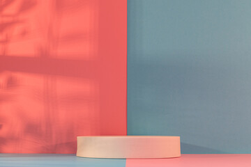 Panorama de fond d'un mur rose et bleu avec un podium vide pour création d'arrière plan. Jeu...