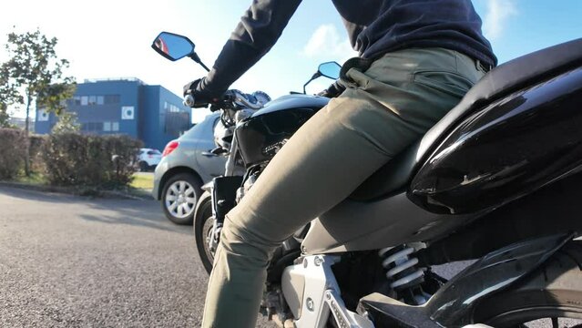 Voiture et moto priorit&eacute;