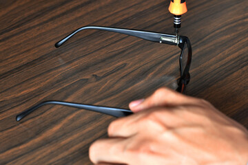 Destornillador de precisión usado para apretar la pata de unos lentes. - obrazy, fototapety, plakaty