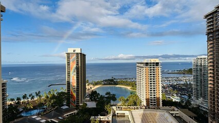 Fototapeta premium Oceanfront Elegance: Hilton Waikiki Beach, Hawaii, Framed by Azure Skies and Crystal Blue Waters