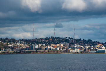 Obraz premium Capitol Hill Seattle Radio Towers from Bay