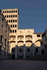 Fototapeta na wymiar Edificio de estilo gótico de piedra con escaleras, torre y arcos