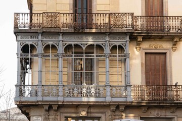 Edificio con balcón de hierro y cristal de época modernista en Barcelona, horizontal