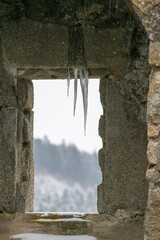 Fenster mit Eiszapfen in der Burgruine Waxenberg