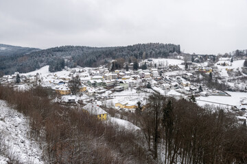 Blick auf Oberneukirchen von der Burgruine Waxenberg im Winter