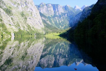Fototapeta na wymiar Königssee mirror lake green and big mountains in the back