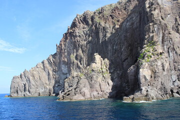 Fototapeta na wymiar turquoise lagoon close to sicily and stone cliff