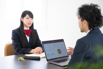 Obraz premium Students and teachers using computers for tutoring and career counseling interviews.