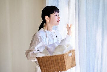 洗濯物を持つ若い女性