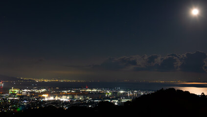 Obraz premium 月夜の湾と夜景