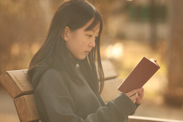 本を読む女の子