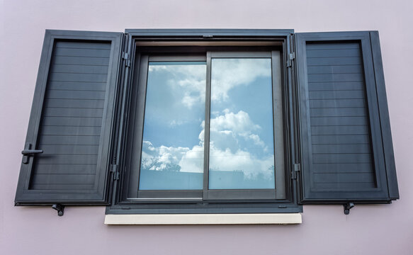 Fenêtre coulissante et volets battants en aluminium 