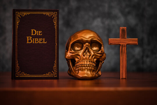 Bibel Totenkopf Holzkreuz