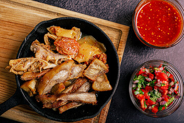 carnitas y chicharrones de puerco fritos, comida tipica mexicana

