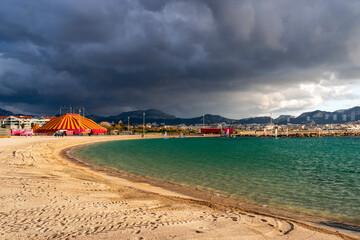 Chapiteau de cirque sur une plage un jour d'orage