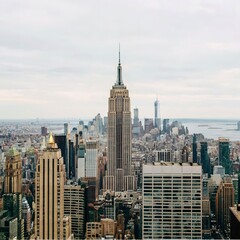 Man in front of empire state building - obrazy, fototapety, plakaty
