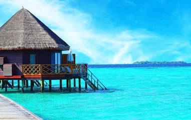 Crédence de cuisine en verre imprimé Turquoise Water villas stand abreast in Maldivian sea 4