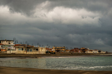 Jour d'orage au bord de mer en hiver