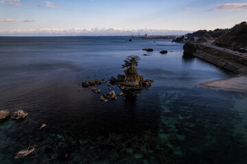 雨晴海岸・女岩と立山連峰（ドローンによる空撮）