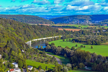Naklejka premium Blick von der Burg Guttenberg auf Neckarmühlbach/Haßmersheim im Neckar-Odenwald-Kreis (Baden Württemberg) 