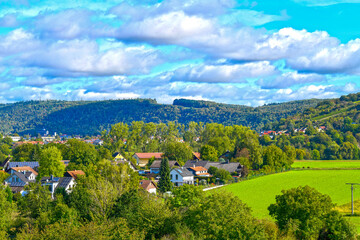 Blick von der Burg Guttenberg auf Neckarmühlbach/Haßmersheim im Neckar-Odenwald-Kreis (Baden Württemberg) 
