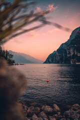 Jeziora Garda o zachodzie słońca