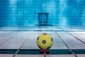 Symbolbild: Ball in der Spielfeldmitte mit Unterwasser-Rugby Tor im Hintergrund an der Schwimmbeckenwand. © Ardan Fuessmann