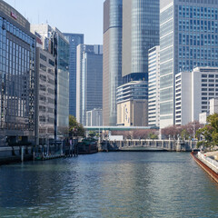土佐堀川に架かる栴檀木橋から淀屋橋にかけて大阪の街並み